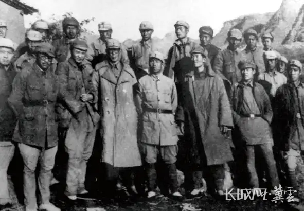 1942年,《晉察冀日報(bào)》編輯記者合影