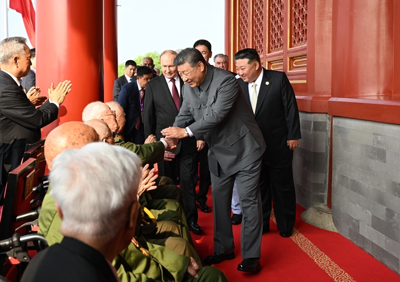 2025年9月3日，習(xí)近平總書記同抗戰(zhàn)老戰(zhàn)士老同志代表親切握手，向他們表示崇高敬意。