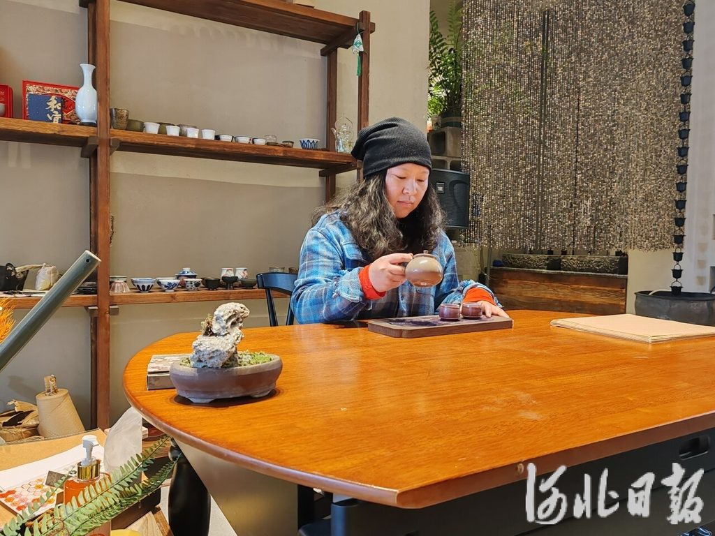 12月23日,楊雷在十時(shí)安茶酒肆內(nèi)練習(xí)茶藝。河北日?qǐng)?bào)見習(xí)記者康曉博攝